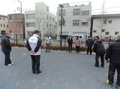 ボールを押し出すように転がす・・・