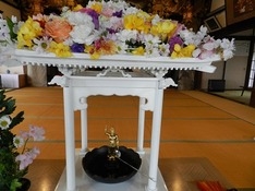 花御堂。生花飾りは寺の女性たち
