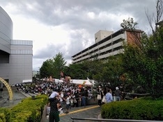 屋台村(左側が屋外ステージ)