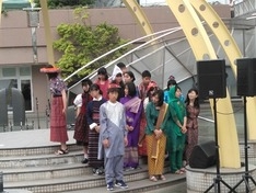 民族衣装のファッションショー