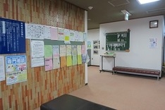 会場の王禅寺老人いこいの家。    玄関ホール