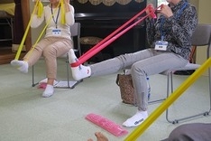 チューブを使いながらゆっくりと筋トレ
