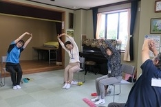 リラックス体操をしながら深呼吸。効クゥ