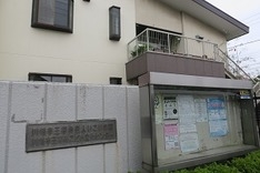 緑に囲まれた環境にある会場。