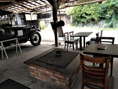 　長屋門前のカフェ。次郎最初の愛車