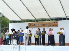 シニアもさわやかな歌声で参加