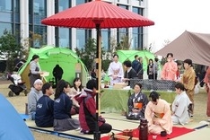 会話を楽しむ野点。和風のポットで湯を