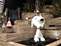 駅ホームにある スヌーピー像© Peanuts Worldwide LLC
