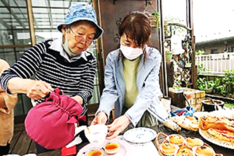 テニスを楽しむ88歳、背筋もシャキッと
