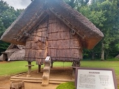 高床式倉庫-柱にある丸い輪はネズミ返し