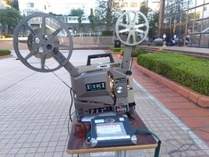 16mmフィルム映写機   小学高学年の男の子が興味深そうに周りを探索