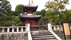 　　「神聖なる森」日本庭園内の塔