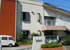 地域の高台住宅地の外れにある