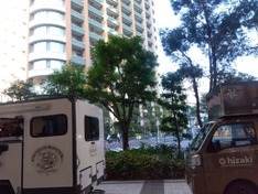 会場入り口前のキッチンカーで調理中