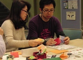 かわさき折り紙を使い、指導する宮島さん