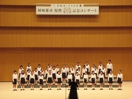 ふじ山を合唱する坂戸小学校（川崎市提供）