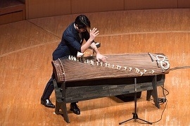 二十五絃筝を両手で演奏する中井智也さん（ミューザ川崎提供）