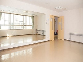 壁一面が鏡のホール 動きをチェック!