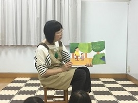 読み手の声に子供も見入っている