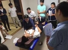 スタッフは講義、実践研修を定期的に行う