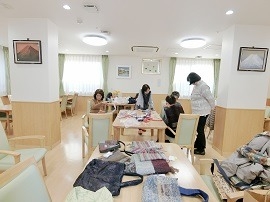 広くて明るい食堂にて