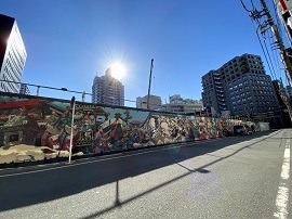 ビルの街に突如現れる壁画