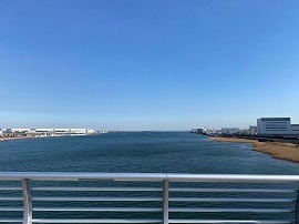 橋中央から望む東京湾