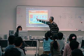使い方の説明をする森さん