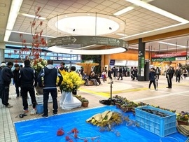 改札前で大量の花や枝物